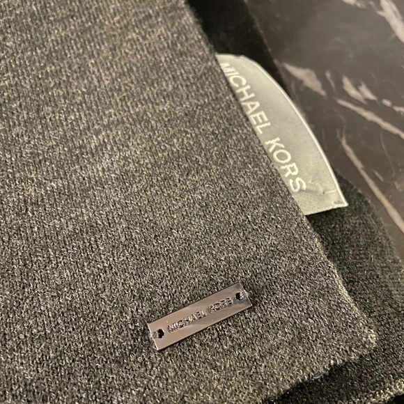Michael Kors scarf - Picture 2 of 5